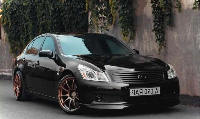 Накладка на передний бампер на  Infinity G35